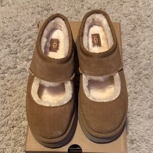 NWOT UGG Platform Mary Jane